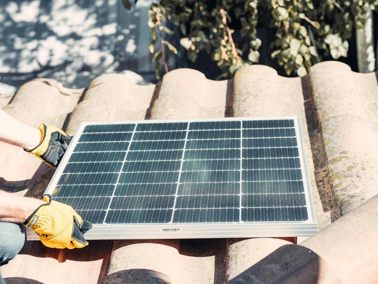 découvrez nos services d'installation photovoltaïque pour transformer votre énergie solaire en économies. nous vous accompagnons dans chaque étape, de la conception à la mise en service, en garantissant des installations de qualité et un retour sur investissement optimal.