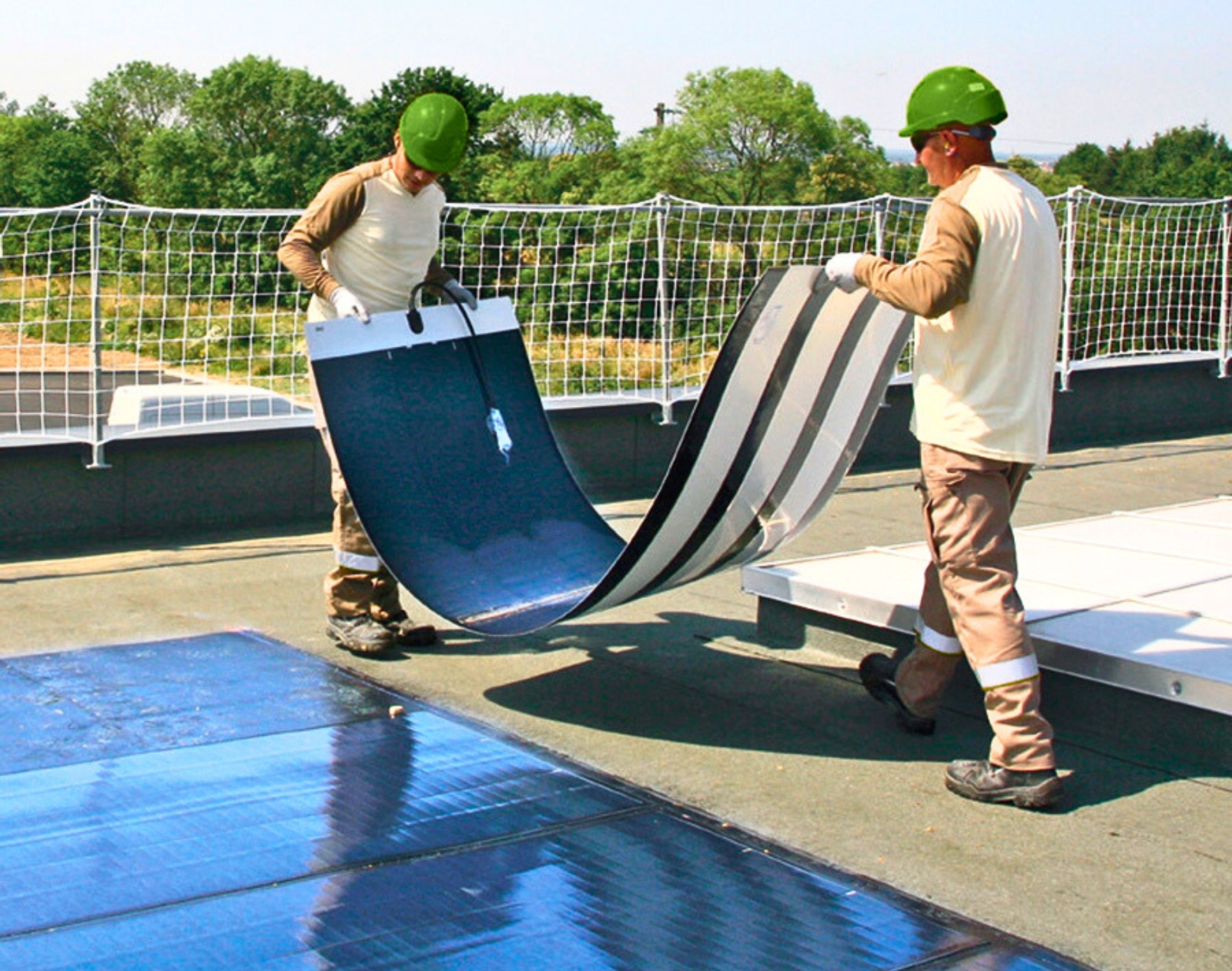 installation-autocollants-photovoltaiques-2 Guide pratique pour l'installation d'autocollants photovoltaïques