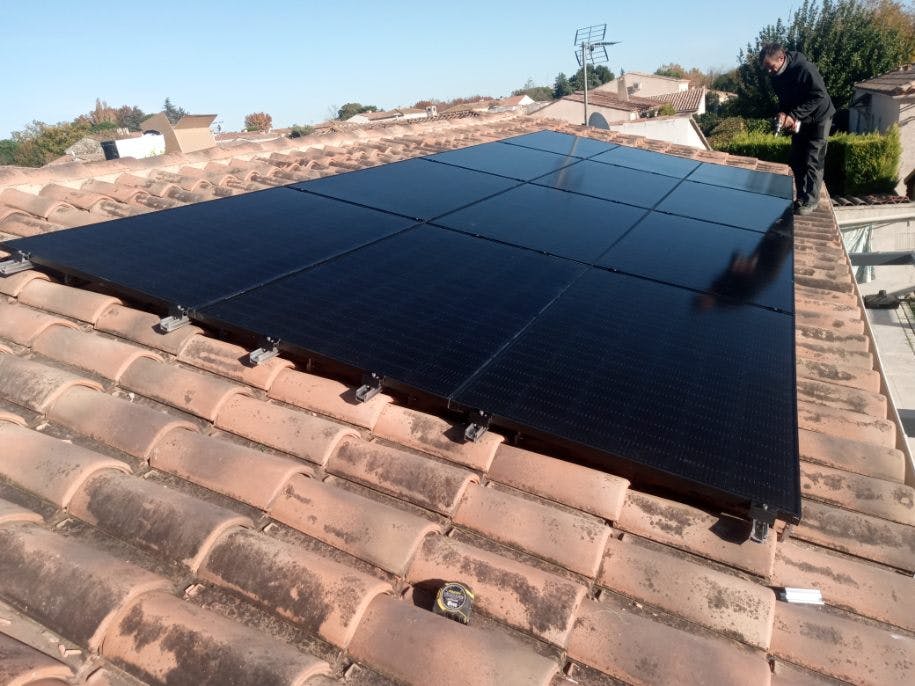 installation-panneaux-photovoltaiques-avec-enercoop-1 Découvrez comment Enercoop vous aide à installer des panneaux photovoltaïques