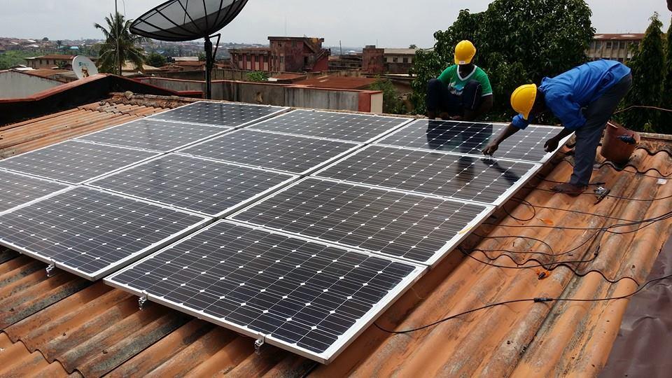 installation-solaire-hors-reseau-2 Guide complet pour une installation solaire hors réseau efficace