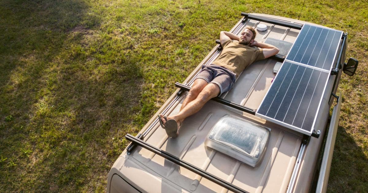 installer-panneaux-solaires-camping-car Découvrez comment installer des panneaux solaires sur votre camping-car et ne jamais manquer d'énergie !
