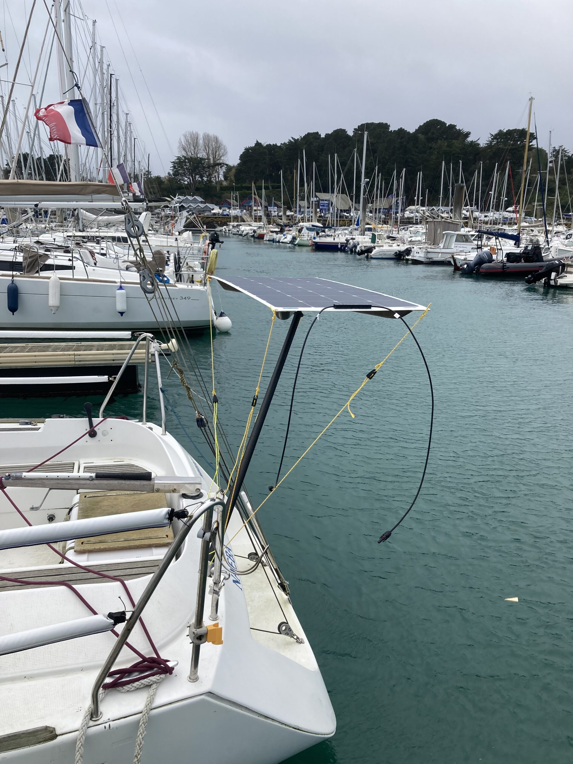 installer-panneaux-solaires-voilier-1 Comment installer des panneaux solaires sur un voilier : guide pratique