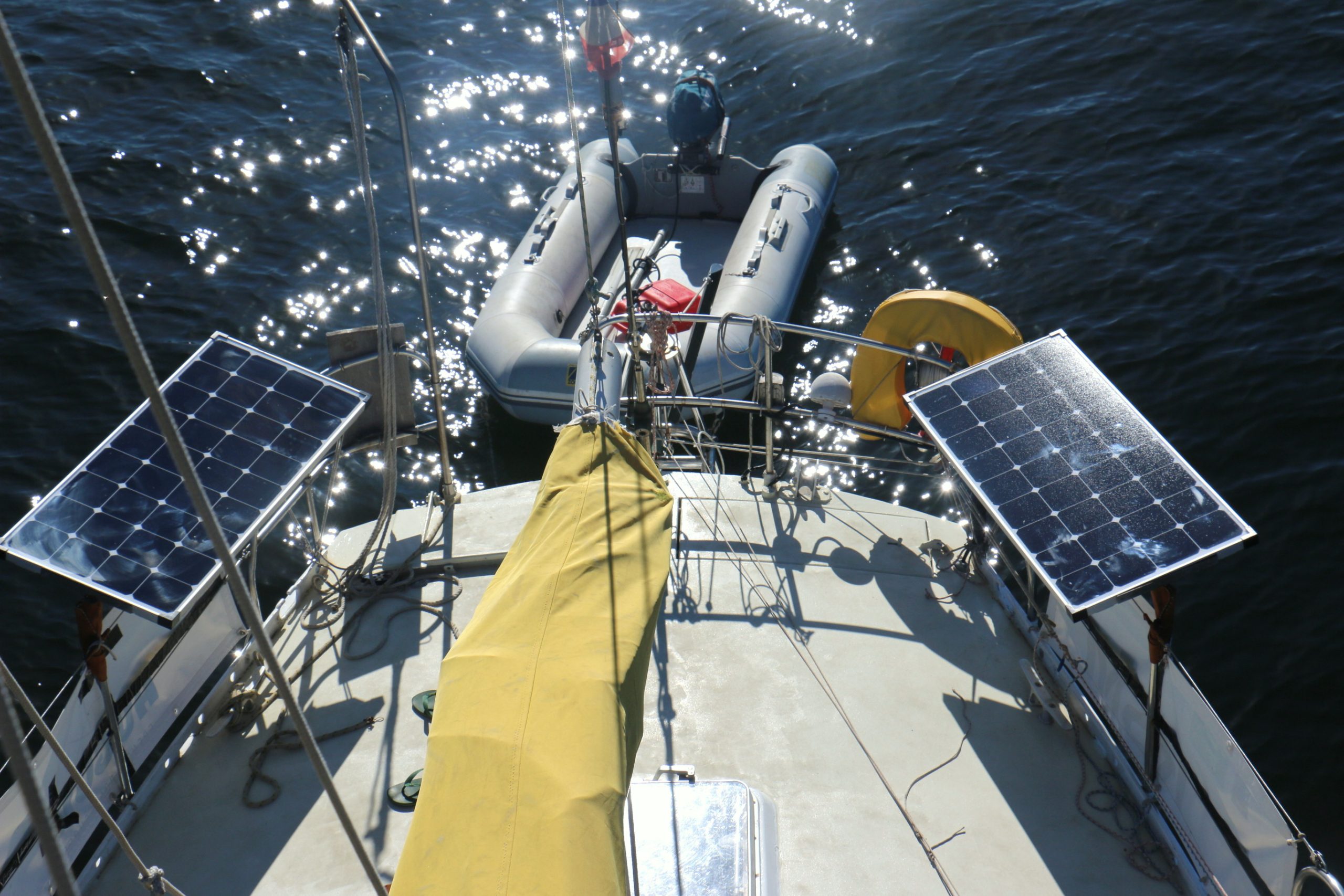 installer-panneaux-solaires-voilier-4-scaled Comment installer des panneaux solaires sur un voilier : guide pratique