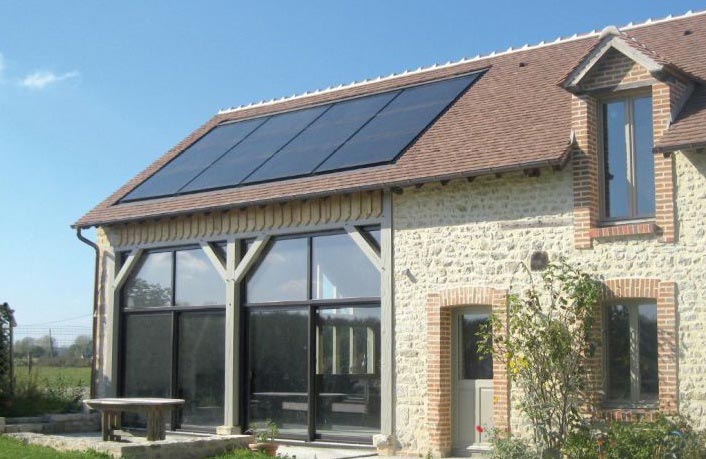 maison-panneaux-photovoltaiques-1 Acheter une maison avec des panneaux photovoltaïques : un investissement durable