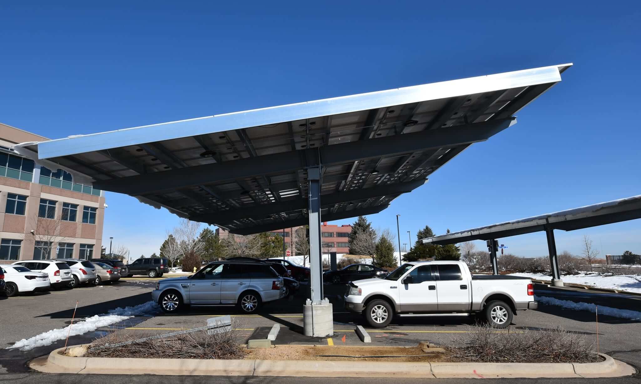 découvrez les avantages des ombrières photovoltaïques, une solution innovante pour produire de l'énergie solaire tout en offrant de l'ombre. idéales pour les parkings, elles maximisent l'espace et contribuent à la transition énergétique. optez pour une installation durable et performante.