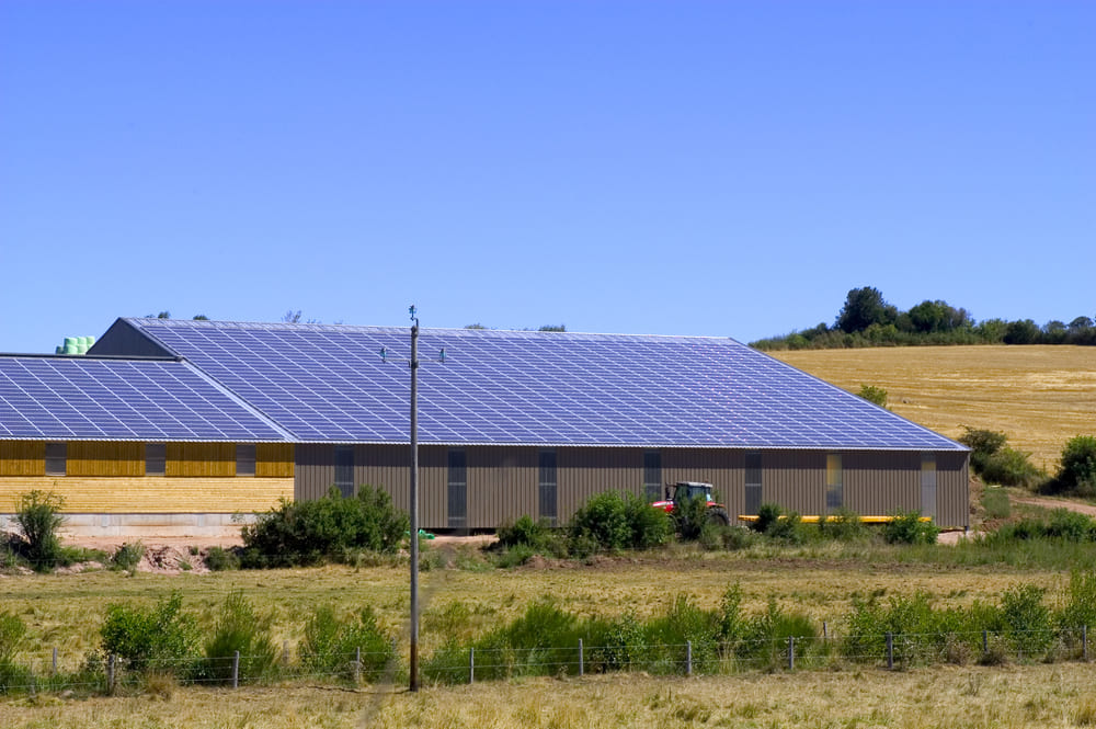 panneau-photovoltaique-hangar-3 Découvrez comment un simple panneau photovoltaïque transforme votre hangar agricole en machine à cash !