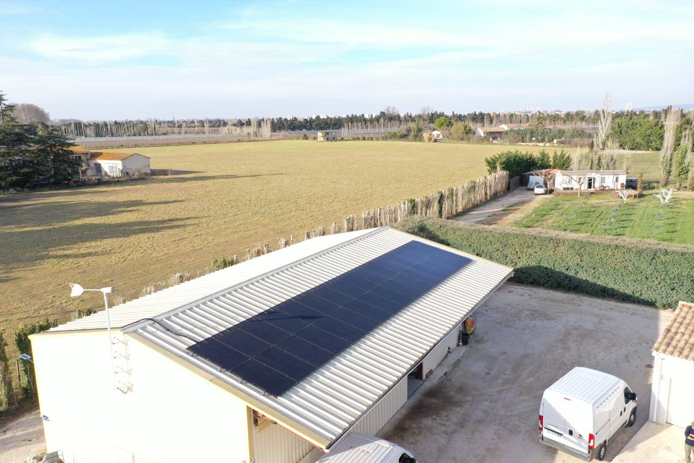 panneau-photovoltaique-hangar Découvrez comment un simple panneau photovoltaïque transforme votre hangar agricole en machine à cash !