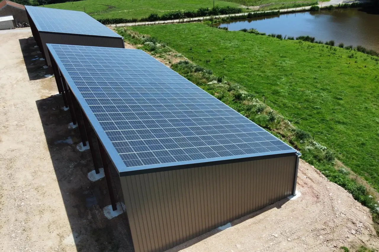 panneau-photovoltaique-hangar Découvrez comment un simple panneau photovoltaïque transforme votre hangar agricole en machine à cash !