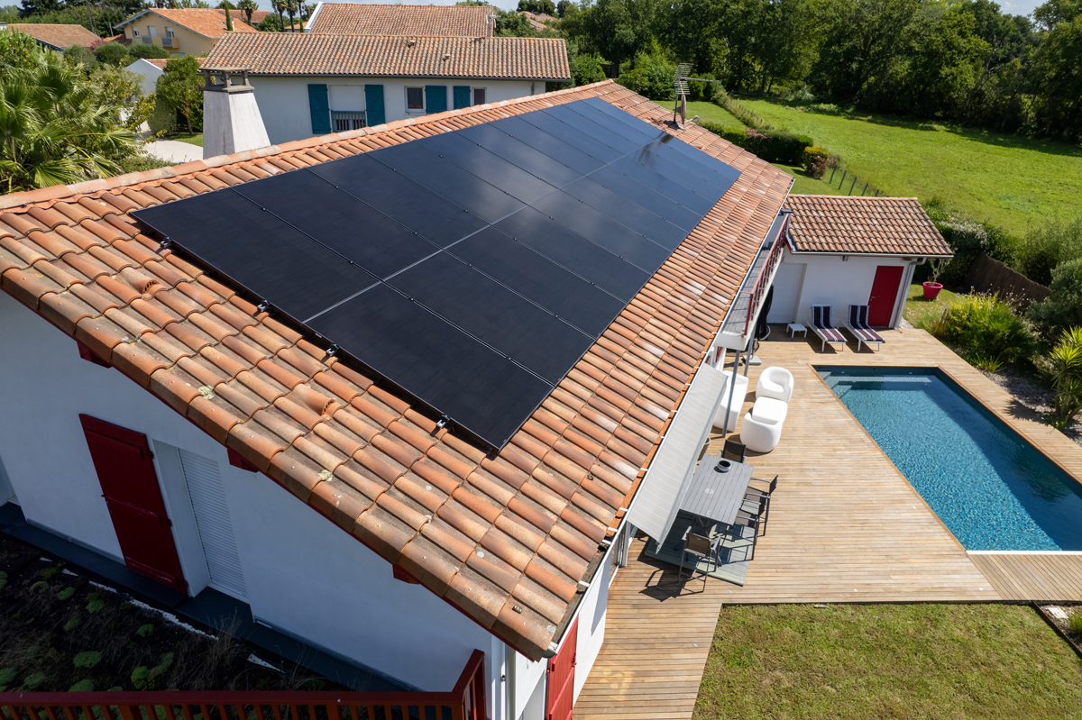 découvrez comment les panneaux photovoltaïques peuvent transformer votre maison en une source d'énergie durable. optimisez votre consommation électrique tout en réduisant votre empreinte carbone. informez-vous sur les avantages, l’installation et les aides disponibles pour les particuliers souhaitant investir dans l'énergie solaire.