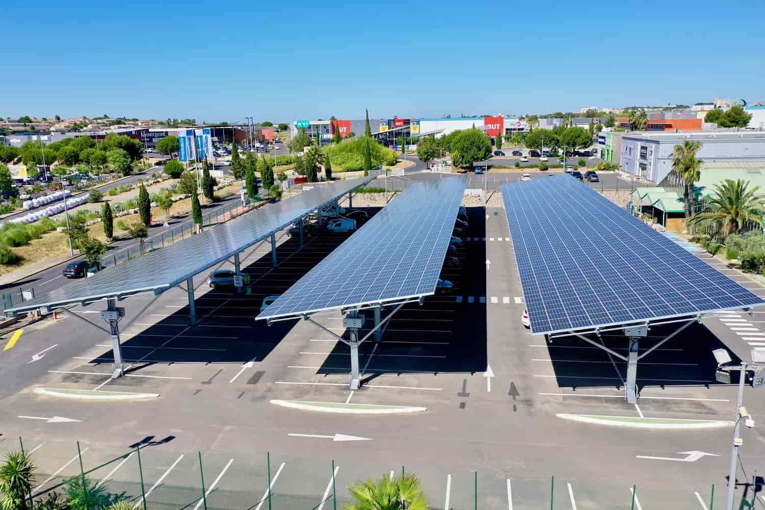 panneaux-photovoltaiques-sur-parkings-1 L'installation de panneaux photovoltaïques sur les parkings : avantages et étapes à suivre