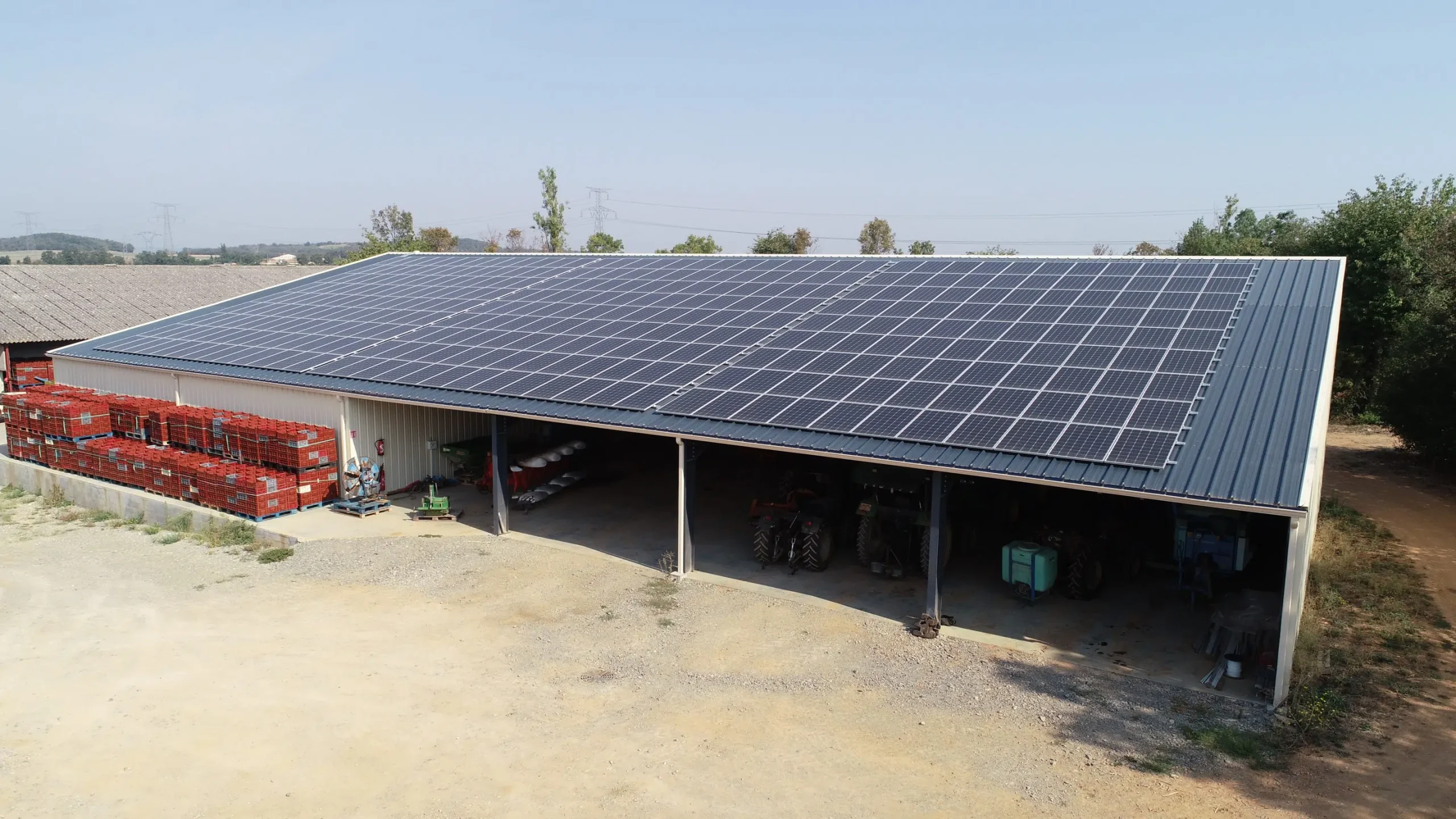 panneaux-solaires-agricoles-scaled Découvrez comment les panneaux solaires transforment les bâtiments agricoles et augmentent vos profits !