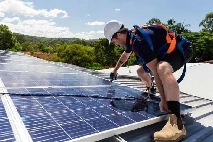 panneaux-solaires-copropriete Découvrez comment réduire vos factures d'énergie grâce aux panneaux solaires en copropriété !