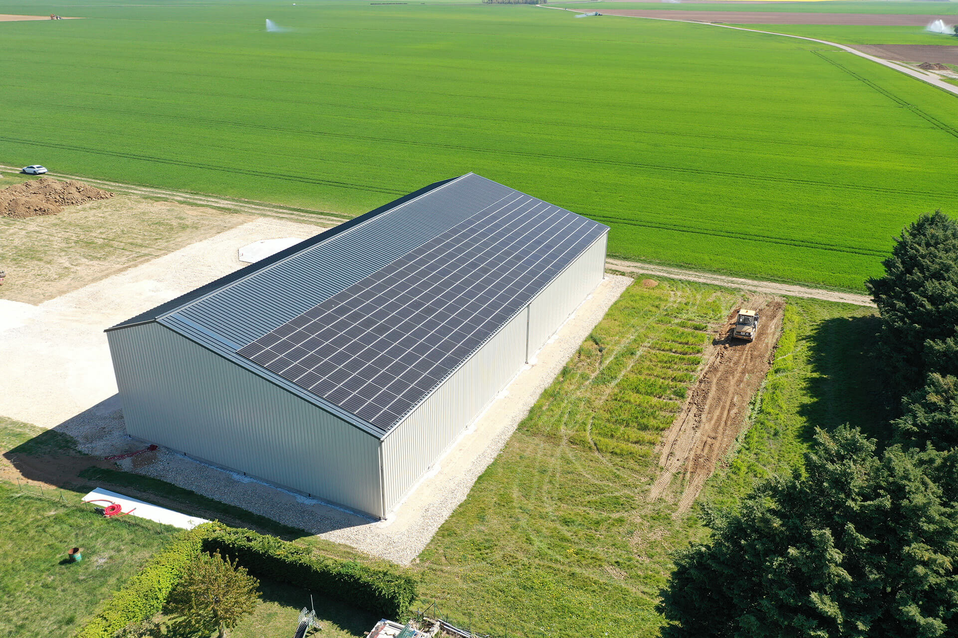 panneaux-solaires-hangar-economies-1 Découvrez comment les panneaux solaires sur votre hangar peuvent transformer vos factures d'énergie !