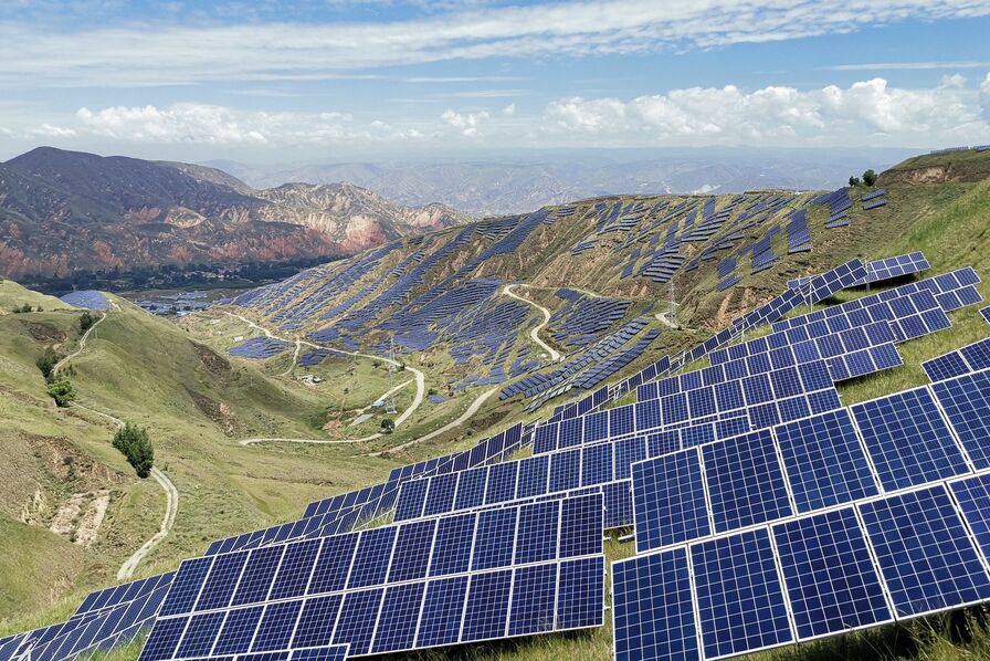 découvrez comment la production solaire transforme l'énergie renouvelable en une solution durable pour réduire votre empreinte carbone et réaliser des économies sur vos factures d'électricité.