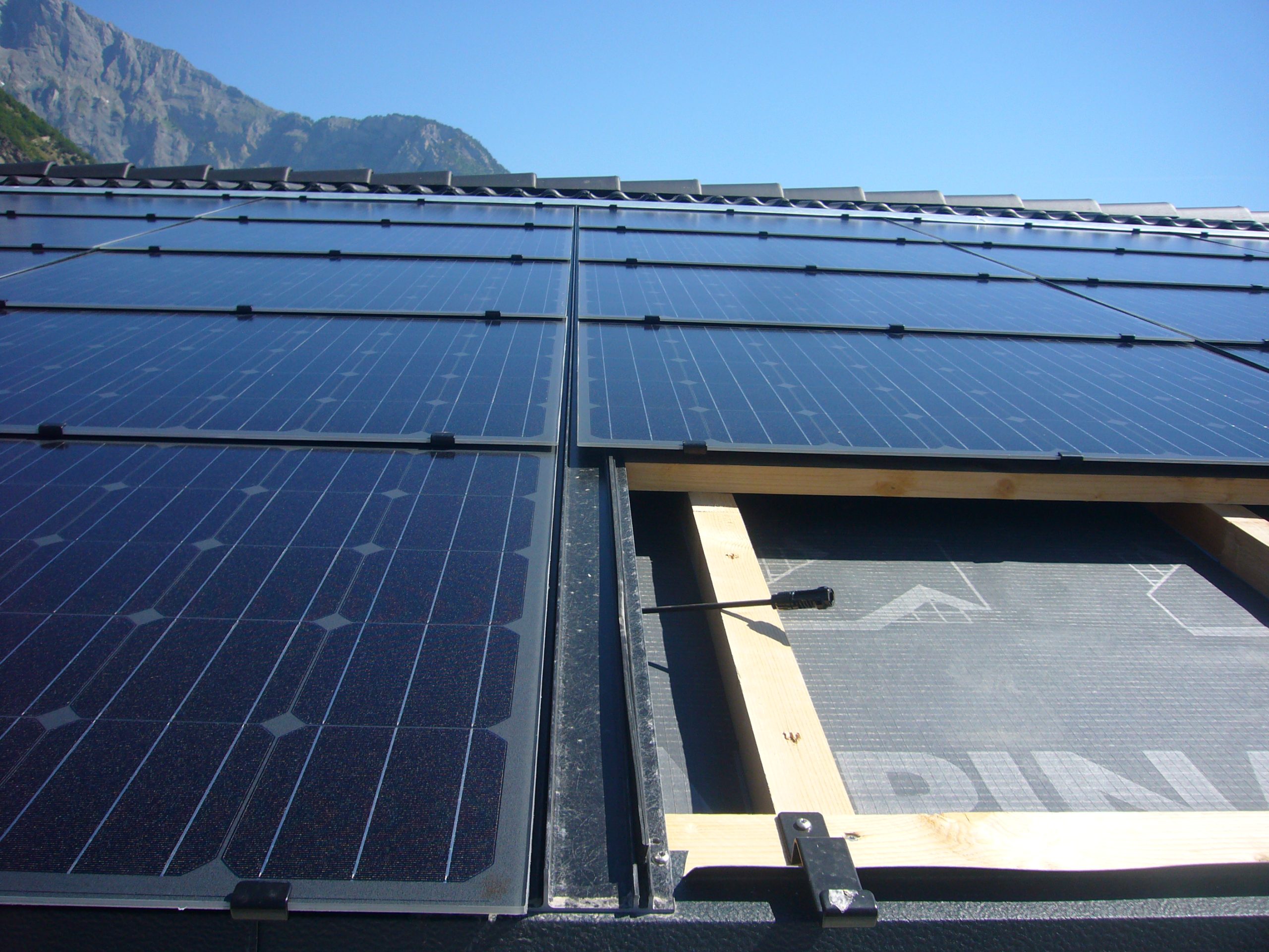 photovoltaique-vaud-rentable-1-scaled Installation photovoltaïque dans le Vaud : un investissement rentable pour votre avenir