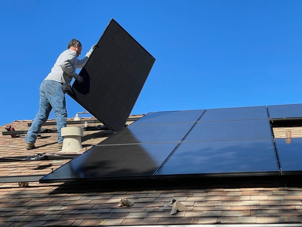 poser-panneaux-solaires-en-5-etapes Découvrez comment poser vos panneaux solaires en seulement 5 étapes simples !
