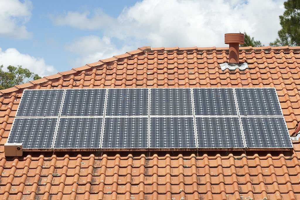 découvrez les différents facteurs influençant le coût des panneaux solaires, les options de financement disponibles et les économies potentielles sur vos factures d'énergie. informez-vous pour un investissement durable et rentable dans l'énergie solaire.