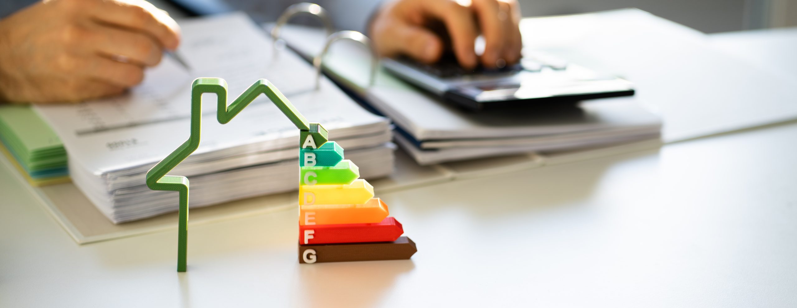 reduire-facture-energetique-3-scaled Découvrez comment réduire votre facture énergétique en 5 étapes simples