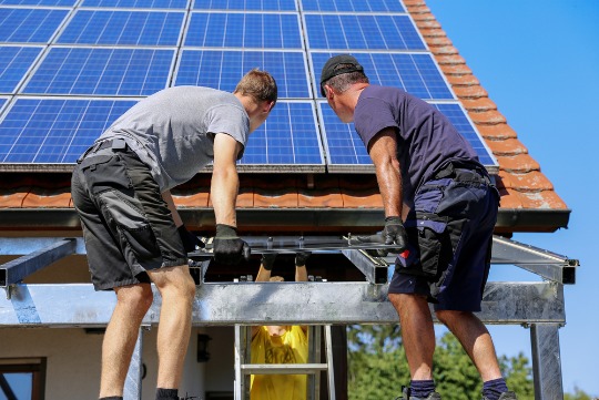 renovation-toiture-solaire-1 Découvrez comment rénover votre toiture avec des panneaux solaires et économisez des milliers d'euros !
