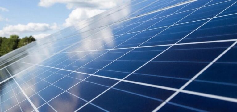 revolution-panneaux-solaires-2025 Découvrez pourquoi les panneaux photovoltaïques Soluxtec sont la révolution énergétique de 2025 !