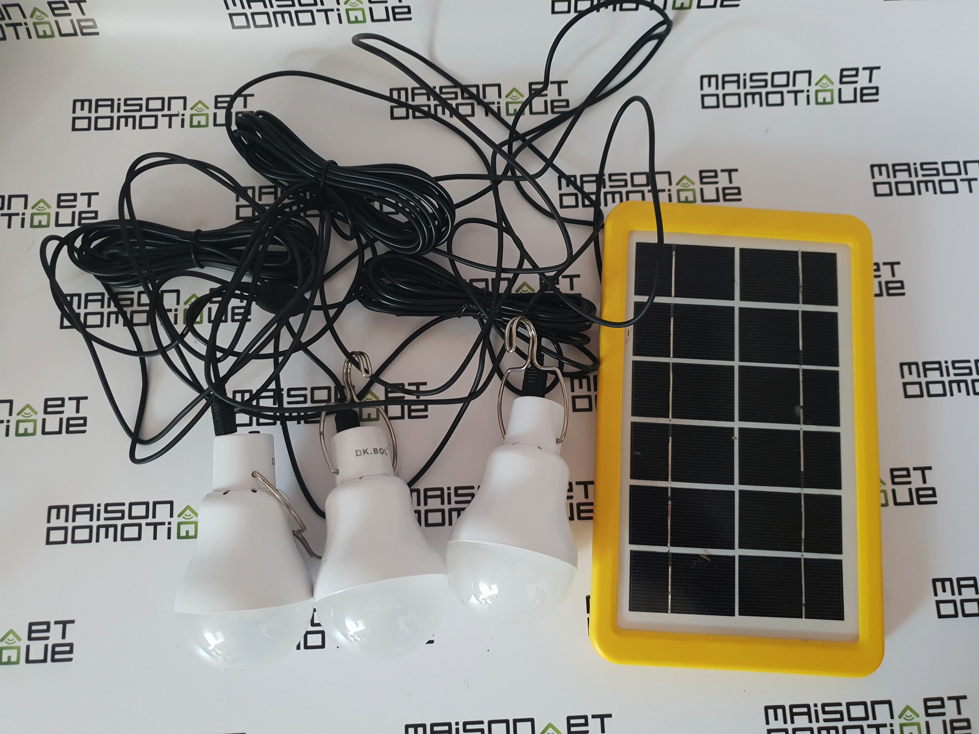 systeme-photovoltaique-lampes Installer un système photovoltaïque pour alimenter 8 à 10 lampes : conseils et avantages