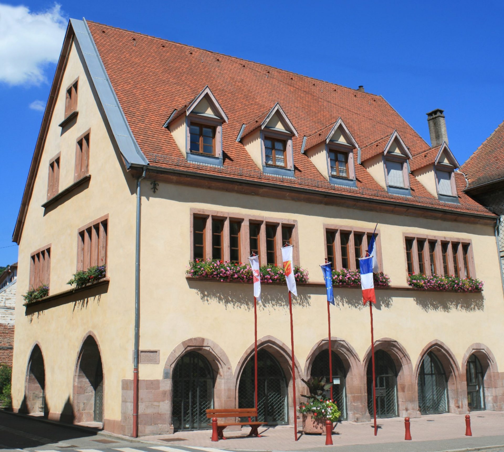 toit-mairie-alsace-2 Installation photovoltaïque : location du toit de la mairie en Alsace