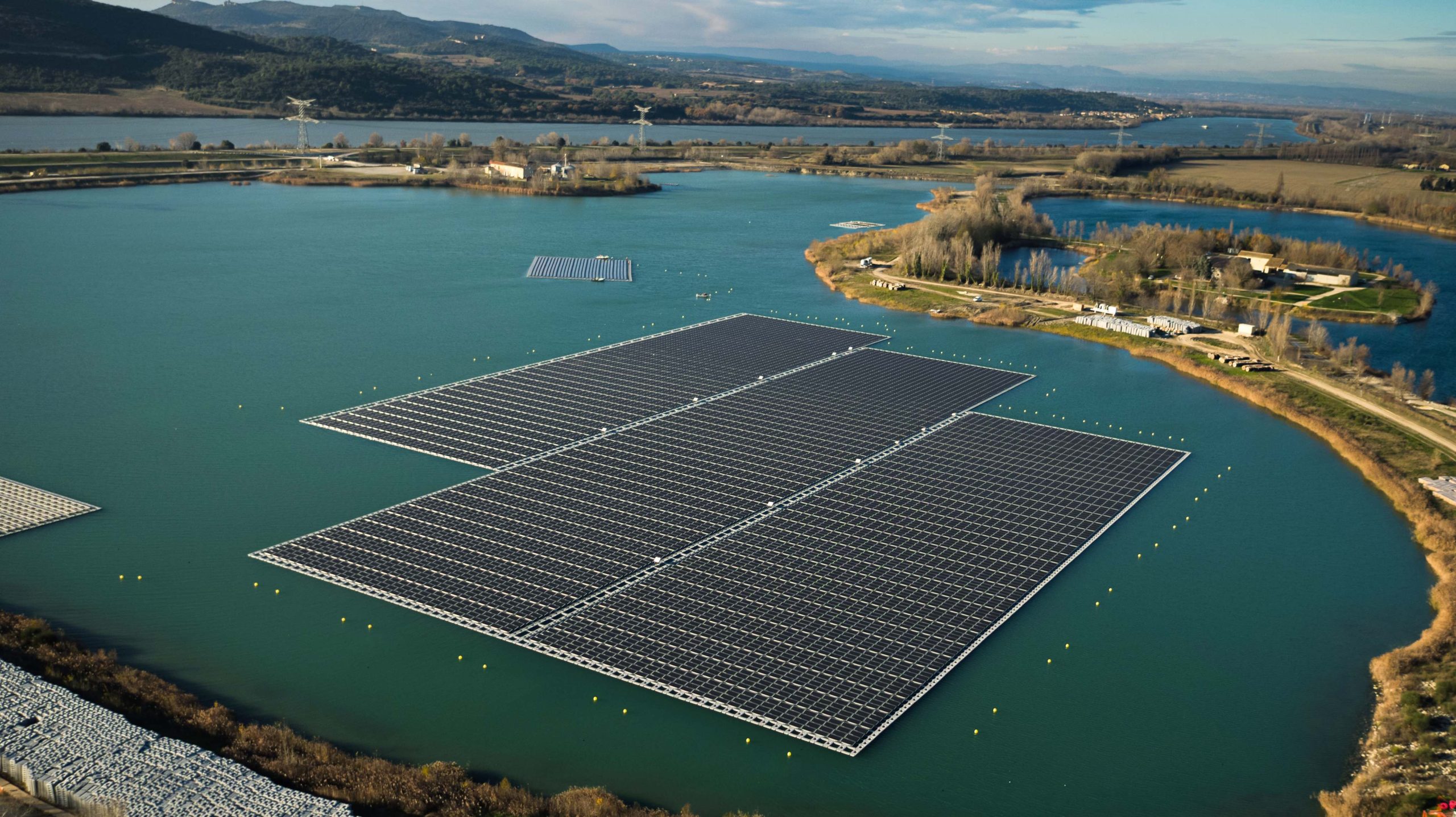 découvrez la centrale solaire de lannion, une installation innovante qui produit une énergie renouvelable propre et durable. plongez dans un projet respectueux de l'environnement et participez à la transition énergétique en bretagne.