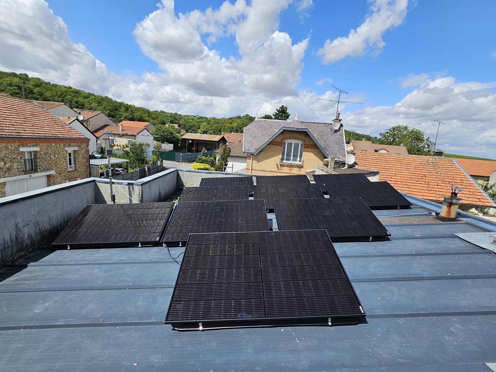 découvrez les aides disponibles pour l'installation de panneaux photovoltaïques en 2025. profitez des subventions, crédits d'impôt et des aides locales pour réduire le coût de votre transition énergétique et investir dans des solutions durables.