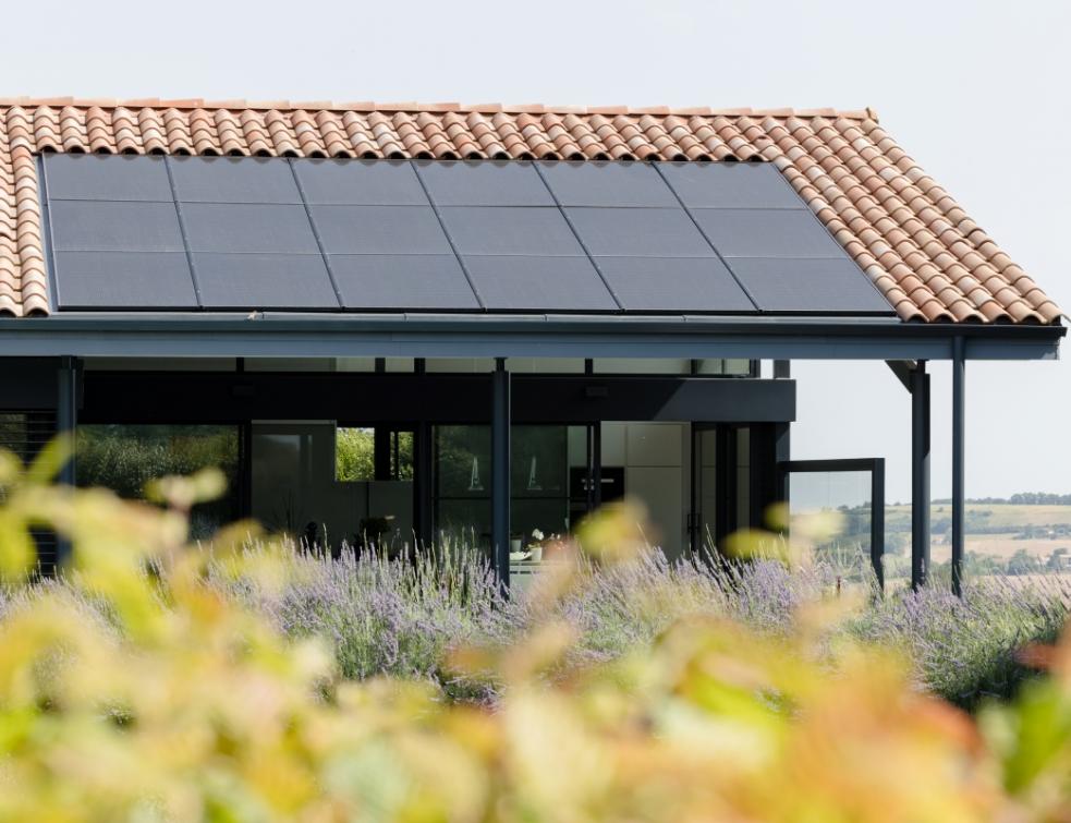 découvrez notre formation photovoltaïque complète, conçue pour vous initier aux technologies solaires et à l'installation de systèmes photovoltaïques. apprenez les bases théoriques et pratiques, développez vos compétences techniques et lancez-vous dans un secteur en pleine croissance. rejoignez-nous pour devenir un expert des énergies renouvelables !
