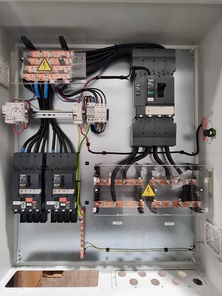 découvrez notre guide complet sur l'installation d'onduleurs photovoltaïques, une étape essentielle pour optimiser la performance de votre système solaire. suivez nos conseils d'experts pour choisir l'onduleur adapté à vos besoins et assurez-vous une installation efficace et sécurisée.