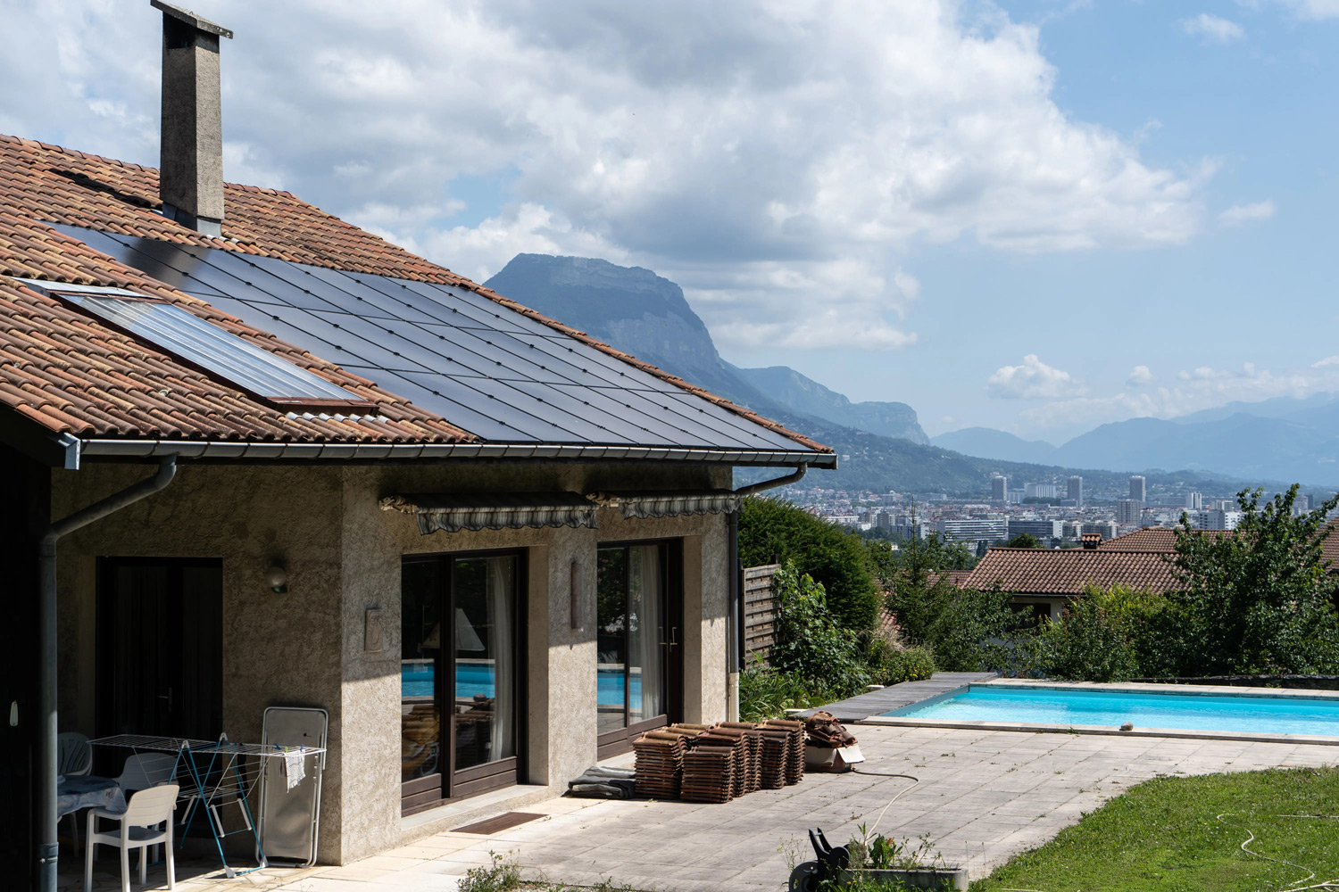 découvrez tout ce qu'il faut savoir sur le coût des panneaux photovoltaïques. analyse des prix, aides financières, économies d'énergie et retour sur investissement pour rendre l'énergie solaire accessible à tous.