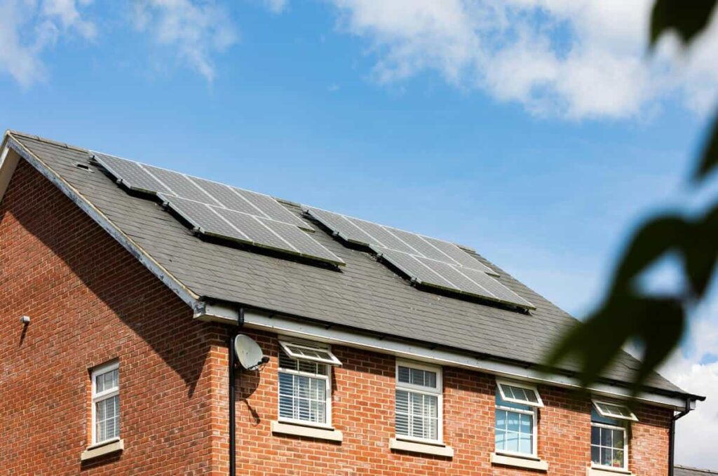 découvrez comment les panneaux photovoltaïques peuvent réduire votre facture d'électricité. apprenez les avantages de l'énergie solaire, les économies potentielles et comment maximiser votre investissement tout en contribuant à la protection de l'environnement.