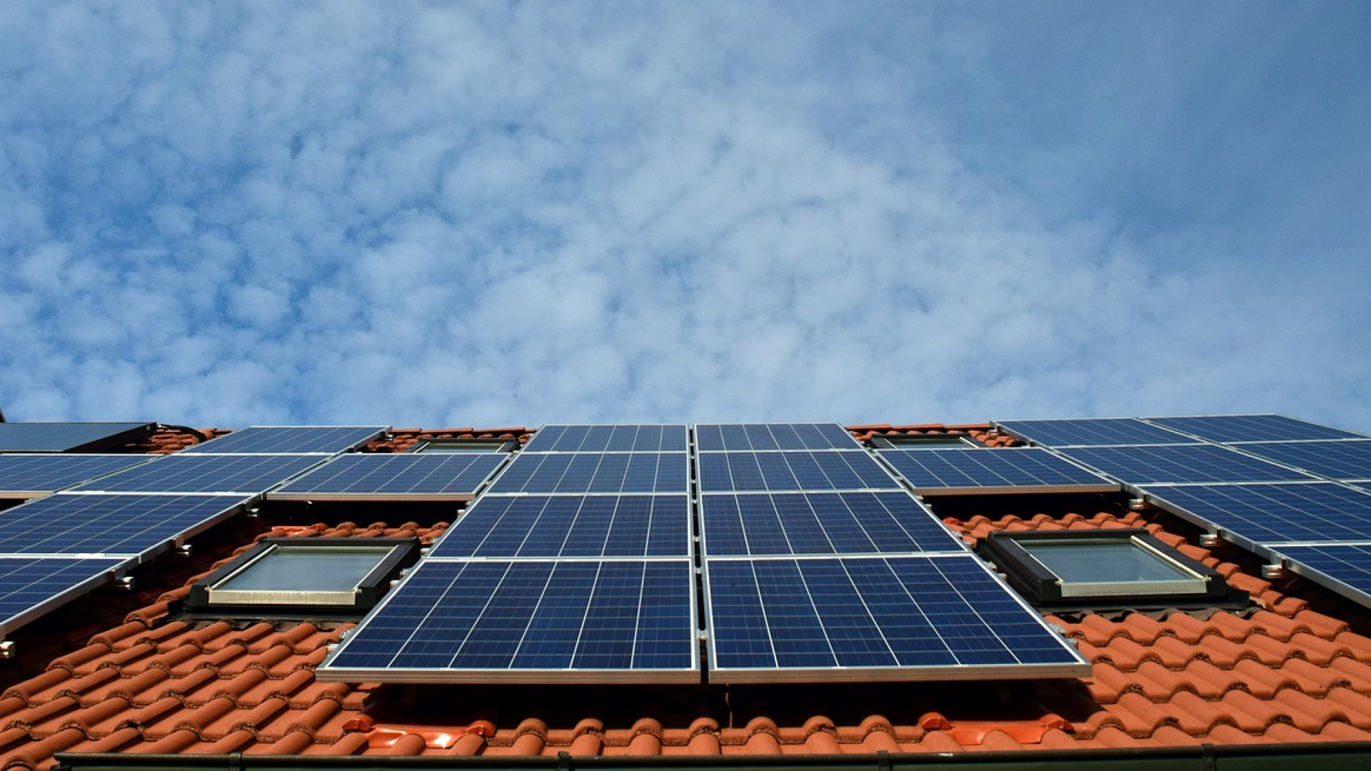 découvrez comment les panneaux solaires peuvent vous permettre de réaliser des économies significatives sur vos factures d'énergie tout en contribuant à la protection de l'environnement. informez-vous sur les avantages et le retour sur investissement des solutions solaires.