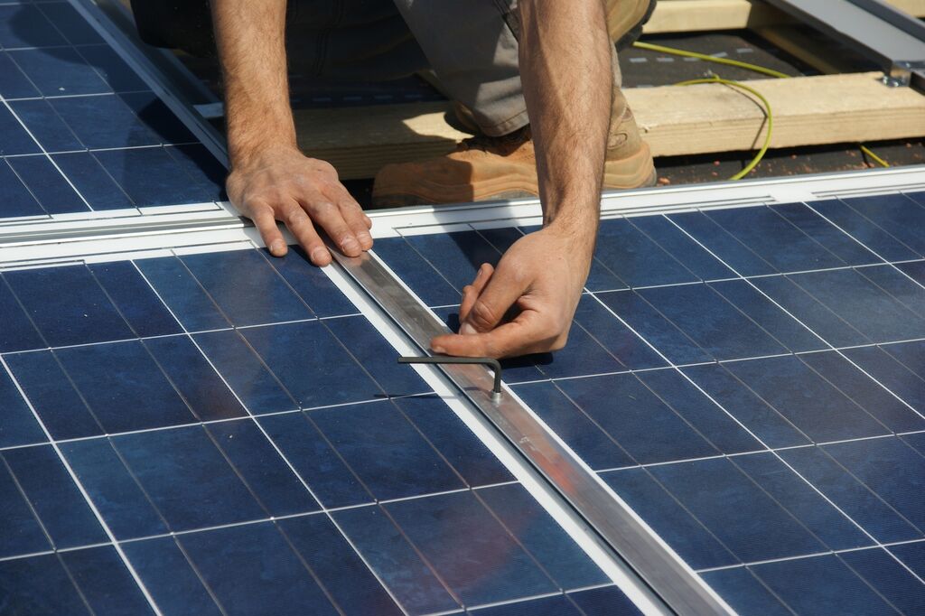 découvrez les revêtements photovoltaïques, une solution innovante pour transformer vos surfaces en générateurs d'énergie solaire. idéaux pour les bâtiments durables, ces revêtements esthétiques et performants permettent de réduire votre empreinte carbone tout en optimisant votre consommation d'énergie.
