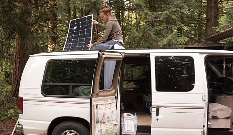 découvrez le plaisir du voyage en toute autonomie avec le camping-car solaire. profitez d'un confort inégalé tout en préservant l'environnement grâce à des panneaux solaires qui alimentent vos équipements. évadez-vous sur les routes de france et au-delà, tout en minimisant votre empreinte écologique.
