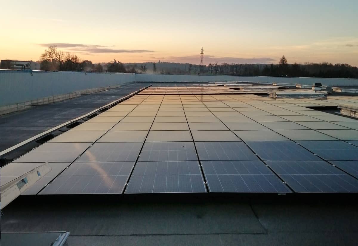 découvrez l'innovation du toit terrasse solaire, une solution écologique et esthétique qui combine design moderne et production d'énergie renouvelable. transformez votre espace extérieur en un lieu de vie chaleureux tout en réduisant votre empreinte carbone.