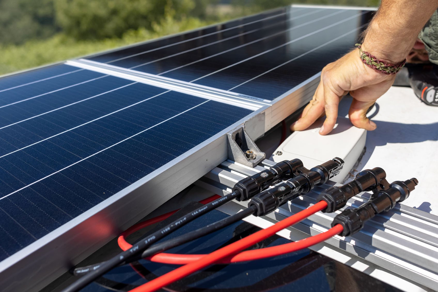 transformez votre énergie avec l'installation de panneaux photovoltaïques. profitez d'une solution durable et économique pour produire votre propre électricité, réduire votre empreinte carbone et réaliser des économies sur vos factures d'énergie.