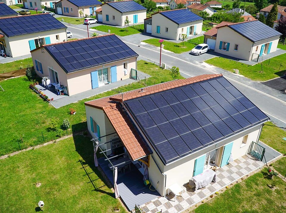 découvrez notre guide complet sur les installations solaires photovoltaïques : conseils pratiques, étapes clés et avantages des panneaux solaires pour optimiser votre transition énergétique et réduire vos factures d'électricité.