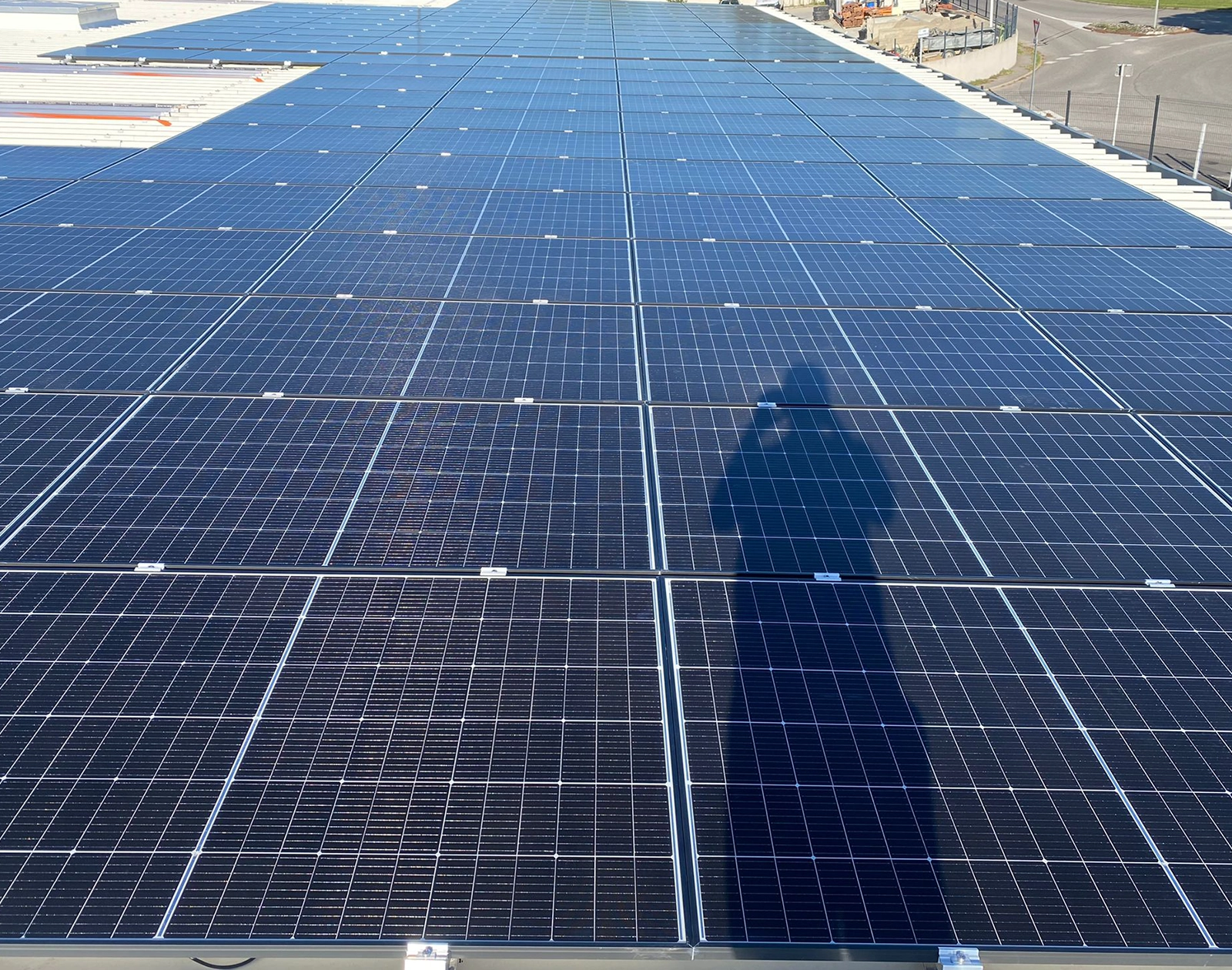 découvrez les avantages des systèmes photovoltaïques commerciaux pour optimiser votre consommation d'énergie, réduire vos coûts et contribuer à une transition énergétique durable. profitez d'une installation adaptée à vos besoins professionnels et d'un retour sur investissement rapide.