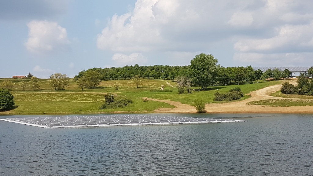 découvrez la centrale solaire flottante en alsace, une innovation écologique qui utilise l'énergie solaire pour produire de l'électricité tout en préservant les espaces naturels. explorez les avantages de cette solution durable pour l'environnement et l'économie locale.