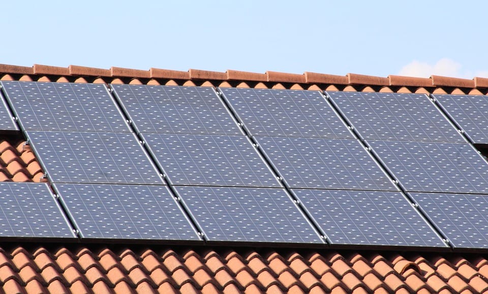 découvrez les différentes aides photovoltaïques disponibles pour faciliter votre transition énergétique. profitez de subventions, crédits d'impôt et prêts à taux zéro pour investir dans des panneaux solaires et réduire votre facture d'électricité tout en préservant l'environnement.
