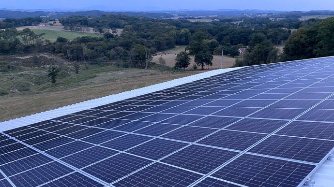 découvrez les avantages du photovoltaïque agricole : une solution durable pour réduire vos coûts énergétiques, valoriser vos terres, et contribuer à la transition écologique tout en générant des revenus complémentaires grâce à l'énergie solaire.