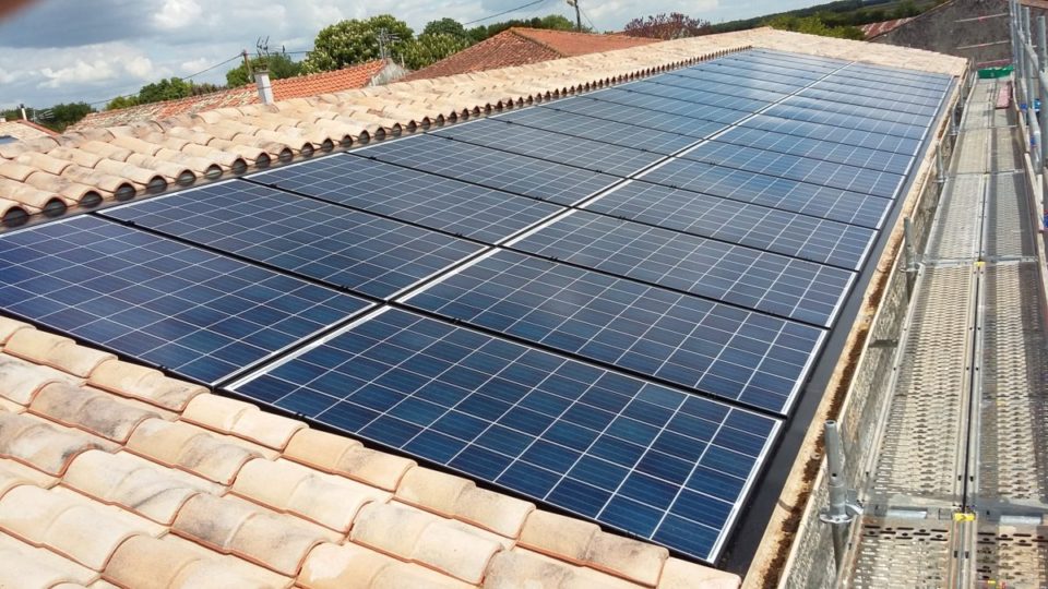 découvrez les nombreux avantages des panneaux photovoltaïques pour votre maison et l'environnement. économies sur votre facture d'électricité, énergie renouvelable, et valorisation de votre patrimoine. informez-vous sur les bénéfices écologiques et économiques d'une installation photovoltaïque.