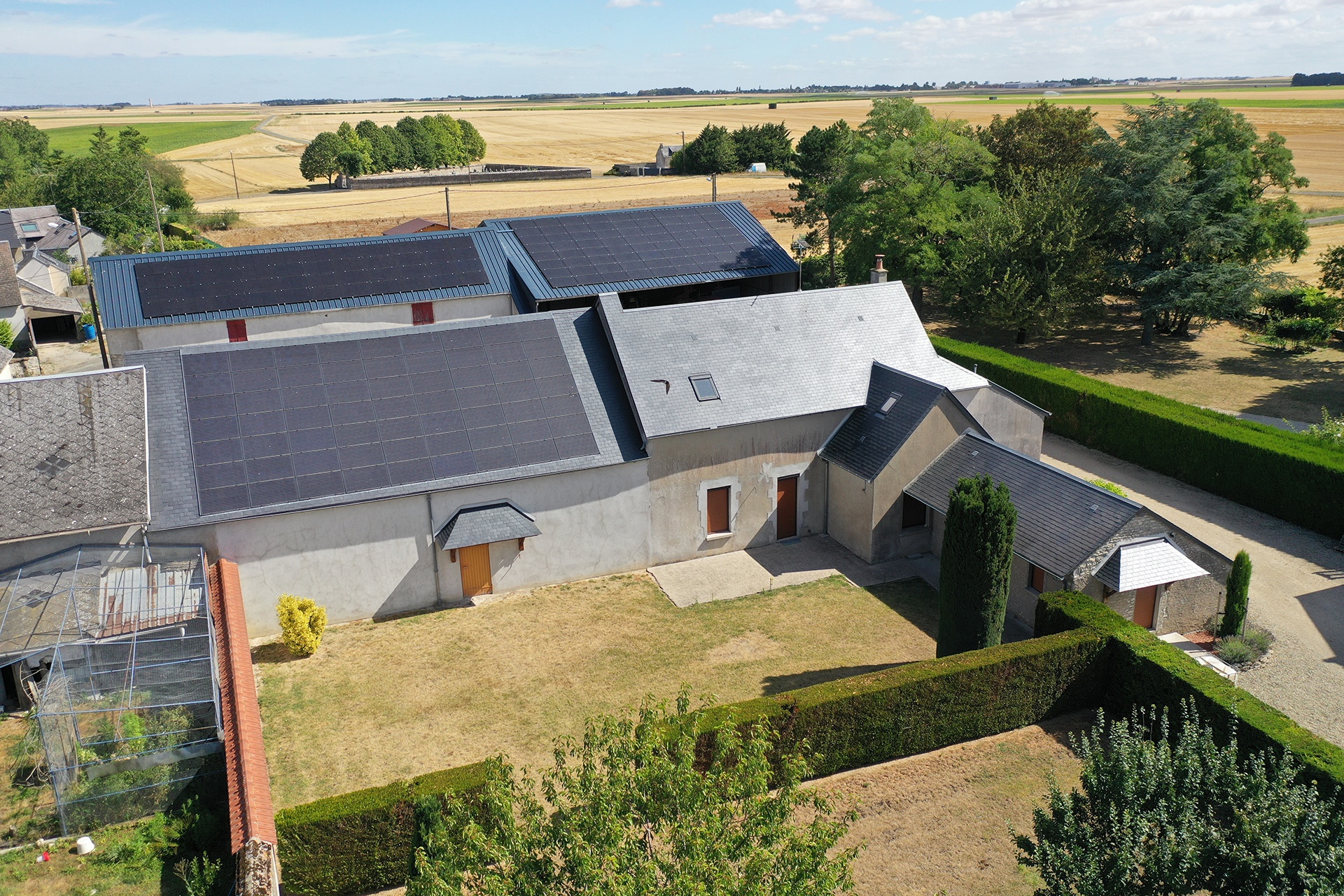 découvrez les différences clés entre les panneaux solaires monocristallins et polycristallins. analysez leur efficacité, leur coût, et leurs avantages pour faire le meilleur choix pour votre installation solaire.