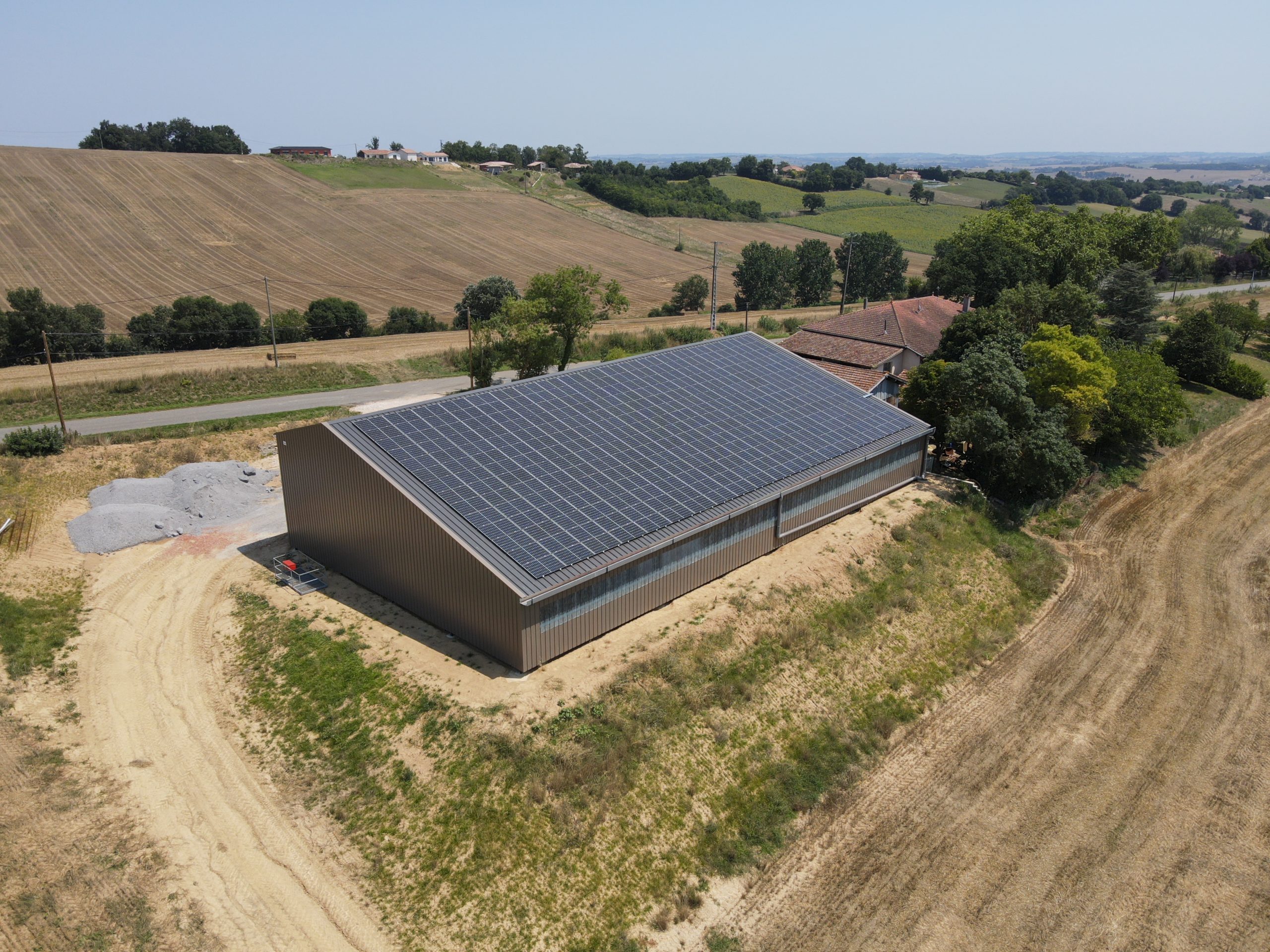 découvrez les avantages du photovoltaïque agricole : une solution énergétique durable qui permet aux exploitations agricoles de produire leur propre électricité, de réduire leurs coûts et de contribuer à la transition énergétique tout en préservant l'environnement.