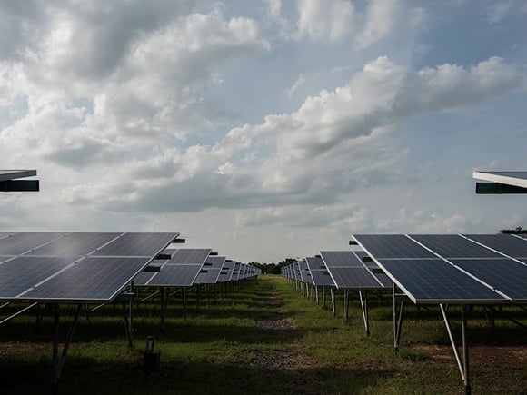 découvrez notre guide complet sur les onduleurs photovoltaïques dédié aux élèves de sti2d. apprenez les principes de fonctionnement, les types d'onduleurs, et comment les intégrer efficacement dans vos projets solaires. idéal pour approfondir vos connaissances et réussir vos études en technologie durable.