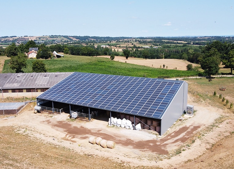 découvrez comment un hangar photovoltaïque révolutionne la production d'énergie durable. optimisez l'espace de votre entreprise tout en générant une énergie propre et renouvelable grâce à des panneaux solaires intégrés. adoptez une solution écologique et économique pour un avenir plus vert.