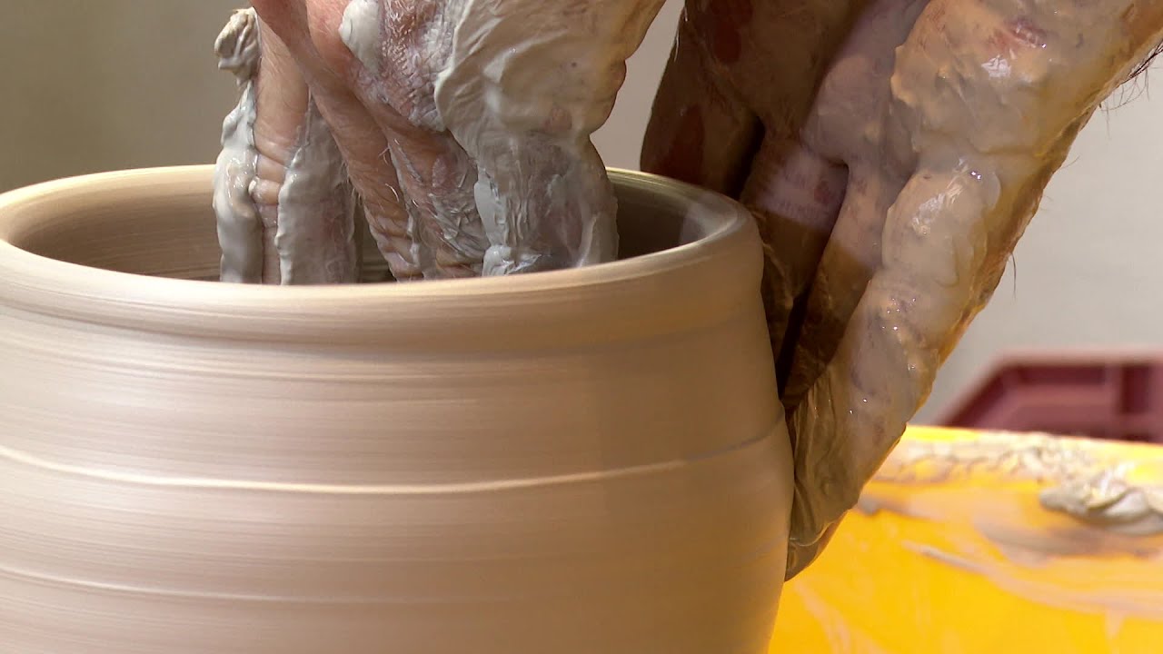découvrez l'excellence du savoir-faire artisanal, une célébration de l'habileté et de la passion des artisans qui créent des pièces uniques et authentiques. plongez dans l'univers de la création manuelle où tradition et innovation se rencontrent pour vous offrir des produits d'exception.