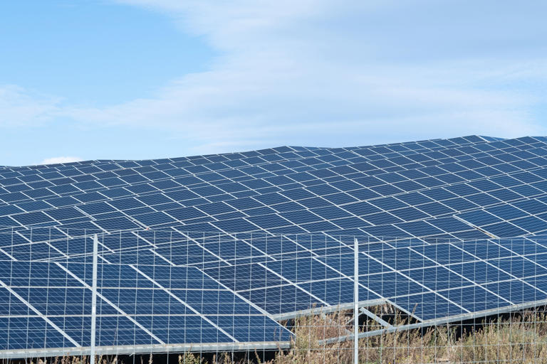 découvrez les dernières tendances en matière d'explosion des installations de panneaux solaires en 2025. analyse des innovations technologiques, des enjeux environnementaux et des prévisions de croissance pour une énergie renouvelable à la pointe. ne manquez pas notre aperçu des opportunités offertes par cette montée en puissance dans le secteur de l'énergie verte.