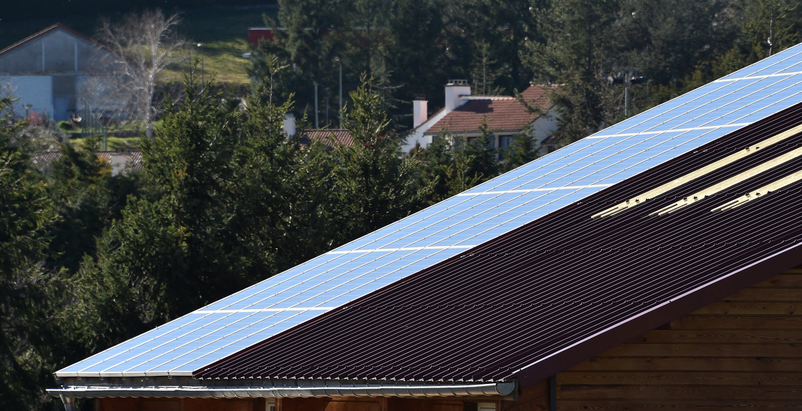 découvrez comment les panneaux photovoltaïques peuvent transformer votre consommation d'électricité en une source d'économie durable. optimisez vos dépenses énergétiques tout en contribuant à la transition écologique grâce à l'énergie solaire.